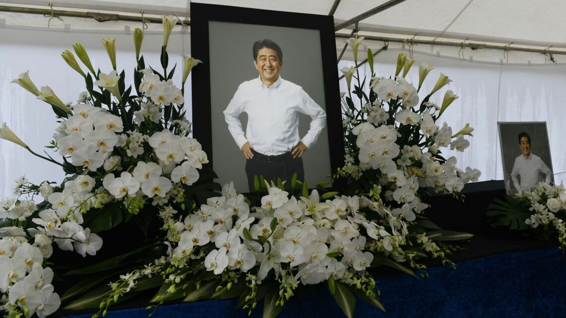 安倍晋三元首相の通夜に手向けられた花（写真：Bloomberg）