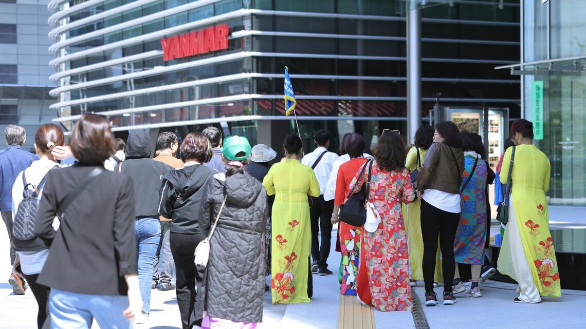 東京駅周辺をツアーで巡る訪日外国人（4月撮影：尾形文繁）