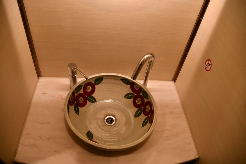 洗面所に置かれた手洗い鉢（記者撮影）