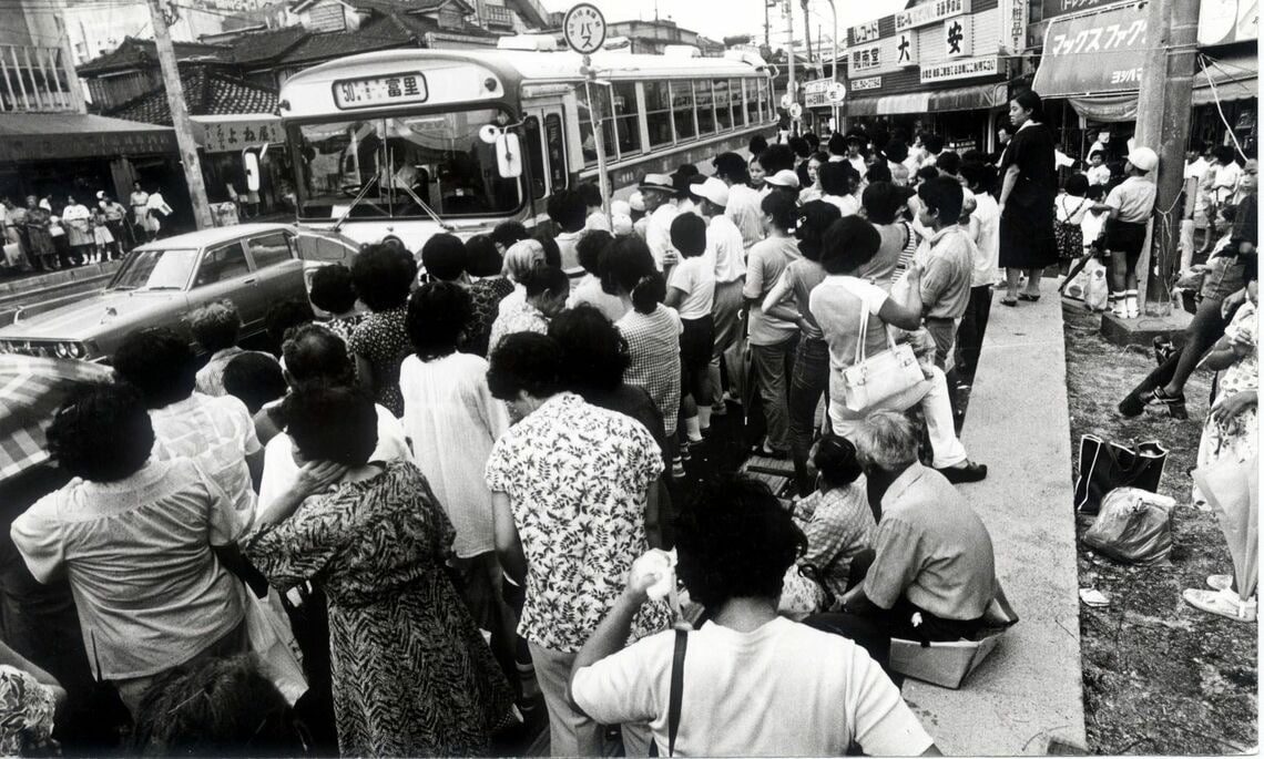 左側通行への変更で混乱するバス停＝1978年（写真：那覇市歴史博物館提供）