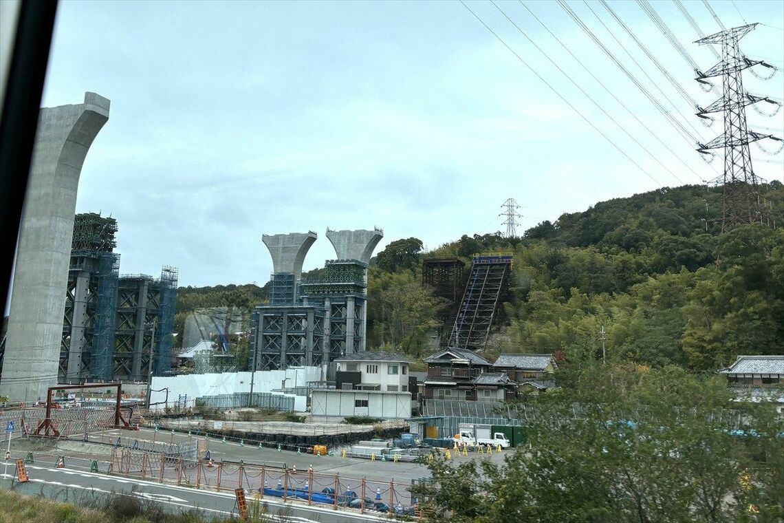 上の写真と同じ工事地点の2024年11月の状況。半年間でこの区間は工事が進んでいることがわかる（2024年11月・筆者撮影）