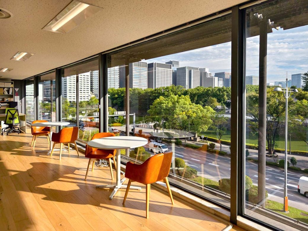 皇居の緑を一望できる南側の窓際