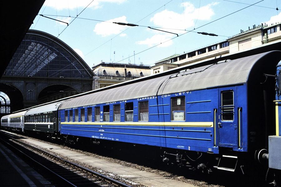 ウクライナとロシアの客車が仲良く連結（写真：谷川一巳）