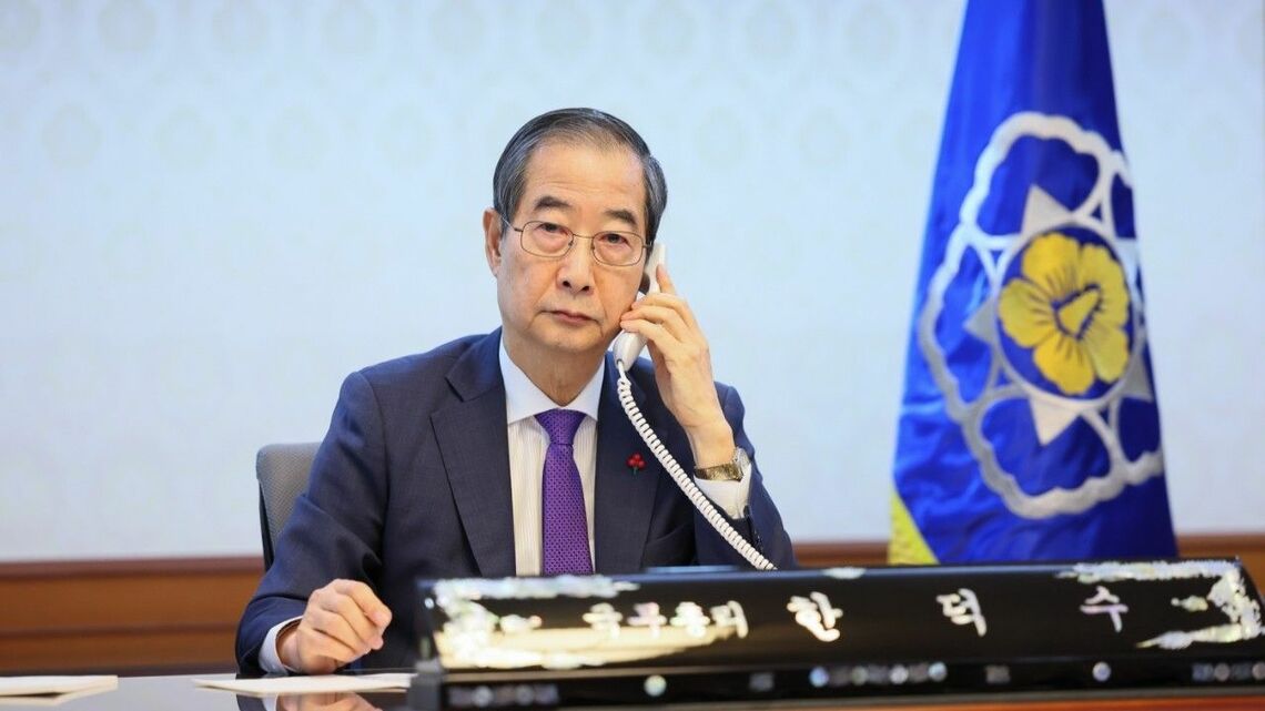 2024年12月15日、国会の弾劾訴追案可決を受けて大統領の権限代行者となった韓悳洙(ハン・ドクス)国務総理=首相が、アメリカのバイデン大統領と電話会談を行っている(写真・韓国国務総理室/ソウル新聞)