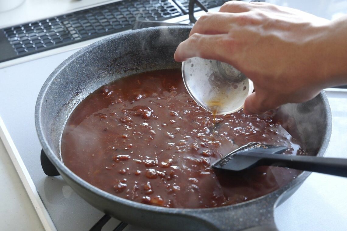 ウスターソースを投入