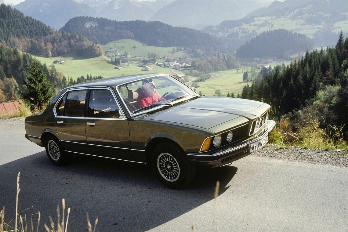1977年に登場した初代7シリーズ。735iなどが日本でも販売された（写真：BMW）