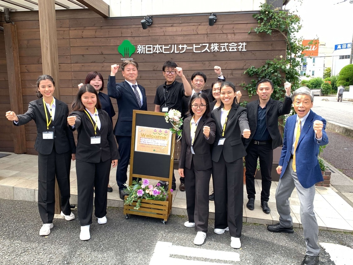 ミャンマー人技能実習生7期生と関根一成社長（右端）、山岸弘忠部長（左から5人目、写真・新日本ビルサービス）