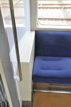 連結面は後退角のついた「折妻」になっているため