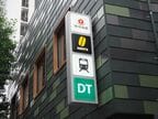 駒沢大学駅東口のビル。木の葉をイメージした外装だ