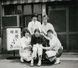 1986（昭和61）年、店の前で母・なみ江さんを囲む四姉妹（撮影：神戸船渠工業株式会社）