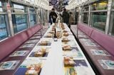 日本酒列車の車内。通路部分にテーブルが設置された＝2023年11月（撮影：伊原薫）