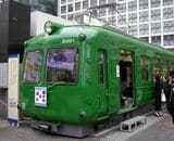 渋谷駅ハチ公前広場に保存されていた東急電鉄5000系「青ガエル」。今年8月に秋田県大館市の観光施設「秋田犬の里」へ移設のため撤去された（筆者撮影）