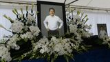 安倍晋三元首相の通夜に手向けられた花（写真：Bloomberg）