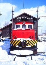 雪晴れの中たたずむ十和田観光電鉄のED301（撮影：南正時）