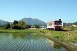 阿蘇の山々を眺めて走る南阿蘇鉄道（撮影：南正時）