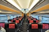 「成田エクスプレス」E259系の普通車はシートピッチが1020mmと広々している。写真は2020年11月に行われたテレワーク実証実験の様子（編集部撮影）