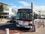 松本駅アルプス口に停車する代行バス。松本―渚間を結ぶ＝2022年1月（記者撮影）