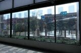 外に向けて各社の「鉄道むすめ」が描かれている（記者撮影）