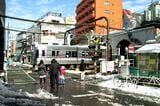 残雪の神泉駅（撮影：南正時）