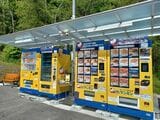 丹波篠山の工場前には、4台の自動販売機が並ぶ（写真提供：ケンミン）