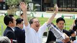 聴衆に手を振る公明党の斉藤鉄夫代表。選挙戦も折り返しを迎える中で、苦しい立場に立たされている（写真：時事）