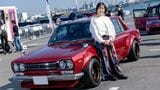 主催の峯野アグネスさん。愛車は日産の3代目スカイライン、通称ハコスカと呼ばれるクルマ（写真：三木 宏章）