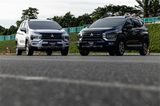 三菱のエクスパンダー クロスのガソリン車（写真左）とハイブリッド車（写真右）（筆者撮影）