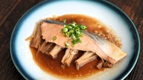 【朗報】鮭の塩焼きがパサつくのは腕のせいじゃない！ 旬のうま味を引き出す｢エノキ×バター×レンジ蒸し｣最強調理法