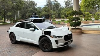 パロアルトのホテルの車寄せに到着したWaymoの車両