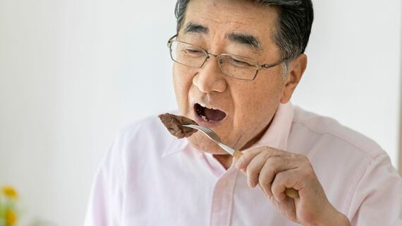 ステーキを食べる男性