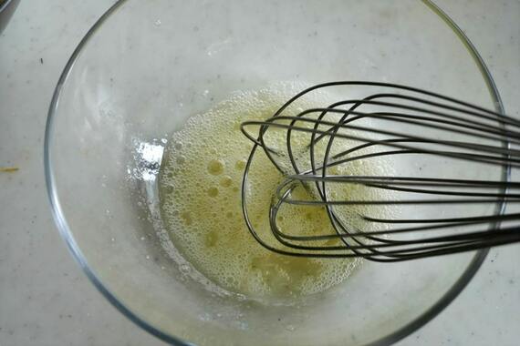 卵白を泡立て