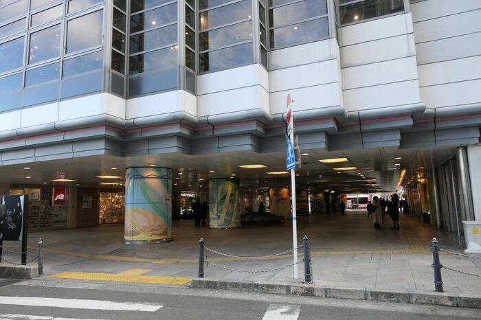 北口（手前側）と南口をつなぐ自由通路