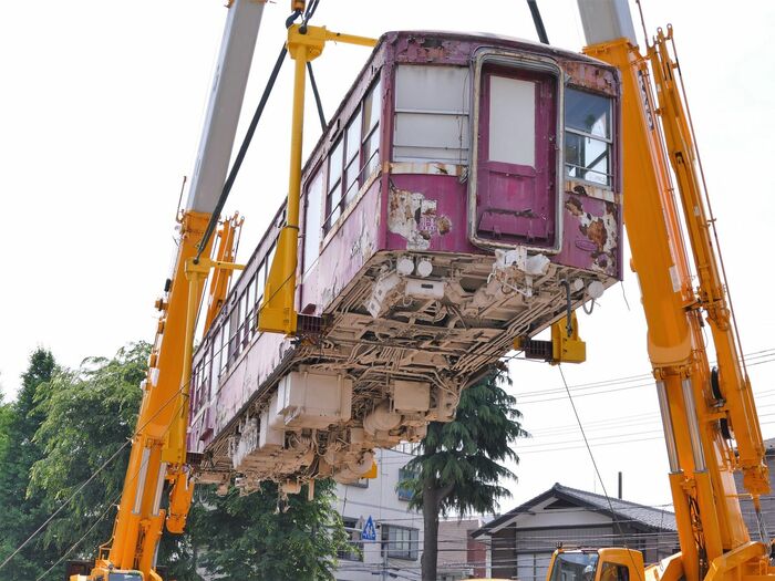 川口市の青木町公園からデハ230形を搬出する作業