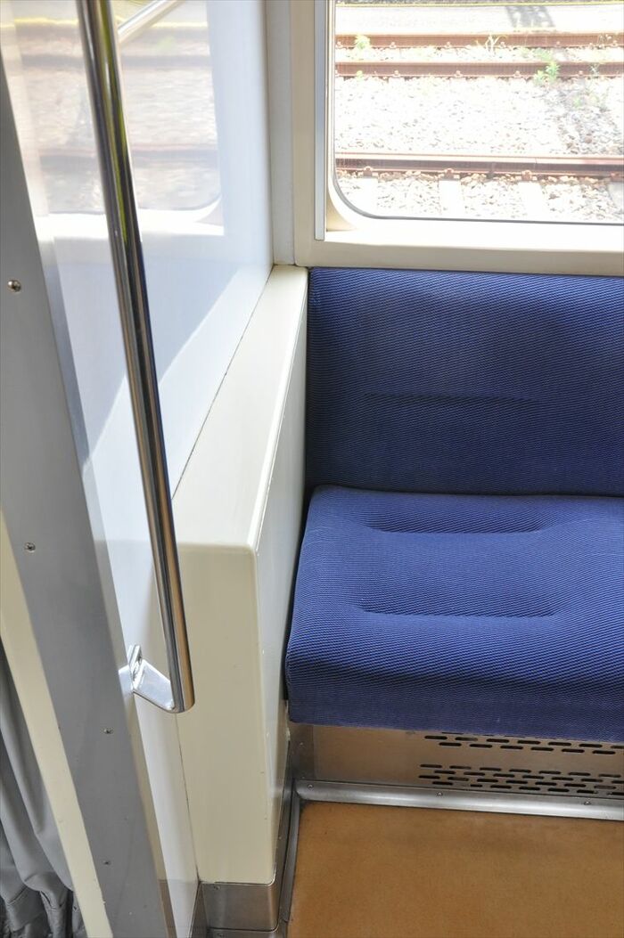 連結面は後退角のついた「折妻」になっているため