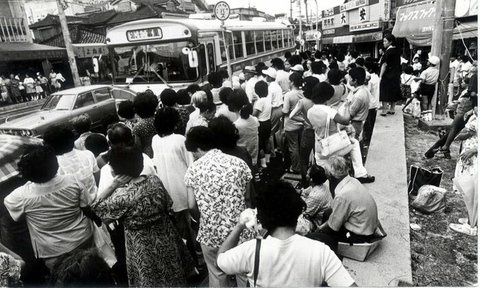 左側通行への変更で混乱するバス停
