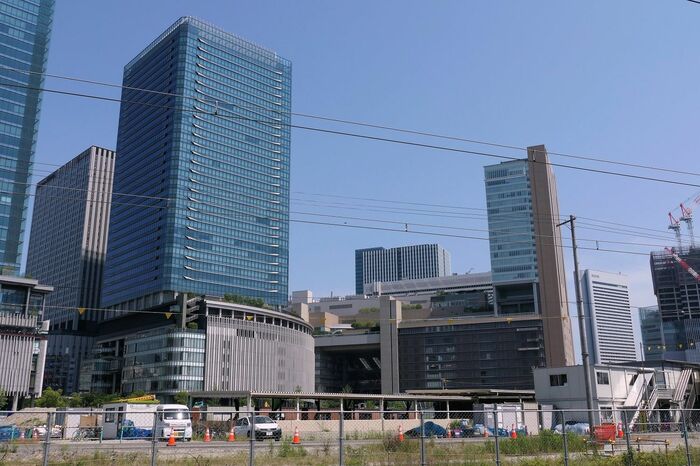 中央奥が大阪駅。その手前の地下に新駅が開業する
