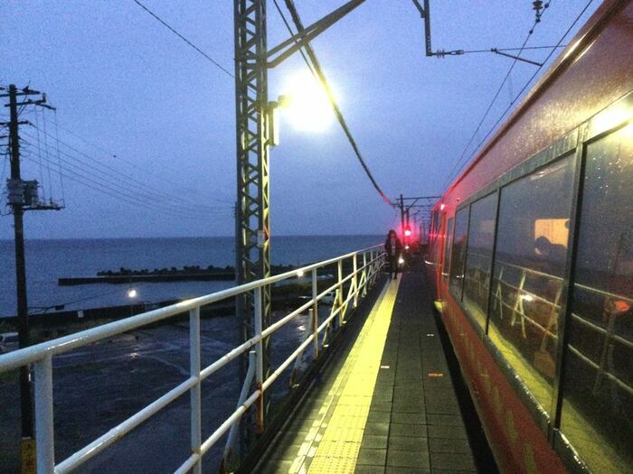 伊豆急・片瀬白田駅停車中の「伊豆急夜行」