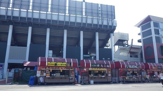 球場入口には多くの売店が並ぶ