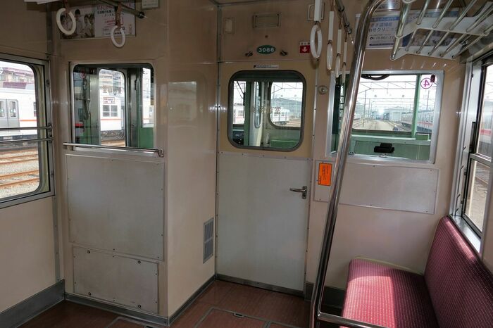 運転席の後ろが出っ張っているのが特徴