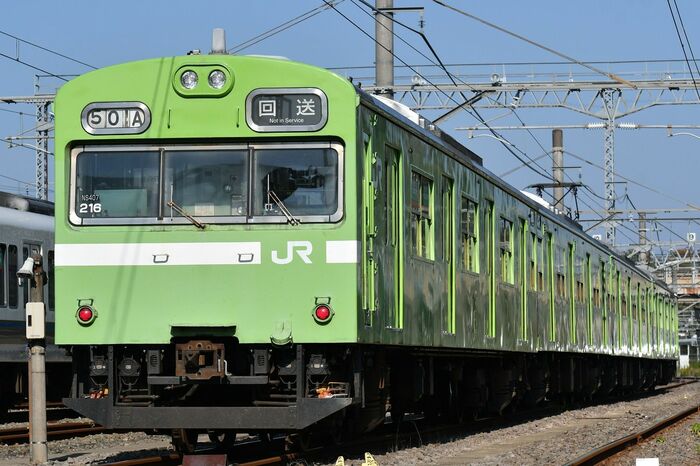 黄緑色の車体の前面には白帯が入っている