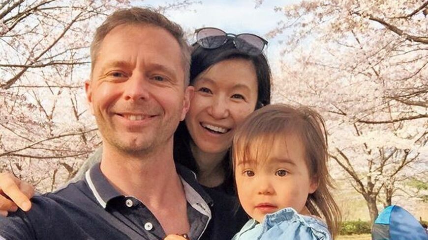 望月幸美さんと夫のレムコ・アバーソンさん、ヤンネ結ちゃん。近郊移住で自然豊かな暮らしを手に入れた（写真：AERA dot.）この記事の画像を見る(◯枚)