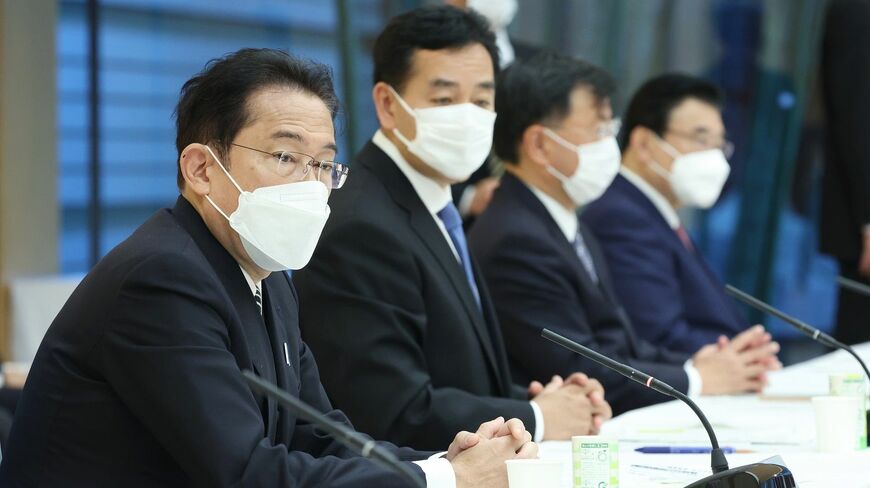 新しい資本主義実現会議で発言する岸田文雄首相（左端）。左から2人目は山際大志郎経済再生担当相、10月26日の第一回会合（写真：時事通信）