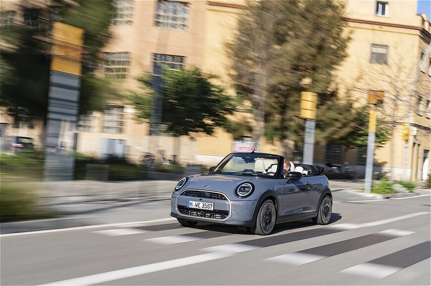MINI（ミニ）の新型「ミニ・クーパー・コンバーチブルS」（写真：MINI）