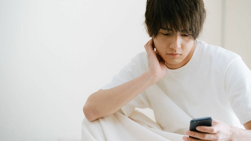 息抜きのつもりでスマホを眺めていたら、かえって疲れてしまった経験はありませんか？（写真：nonpii／PIXTA）