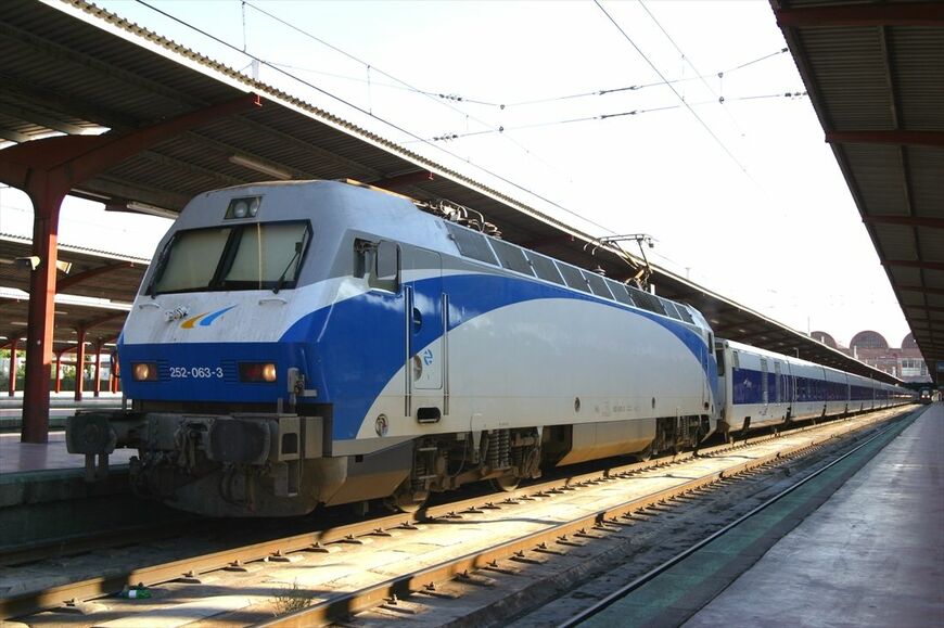 252形電気機関車に牽かれた「タルゴ・ペンデュラー」（撮影：南正時）