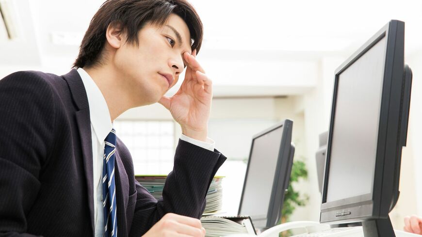1日中パソコンを触り続けて「仕事をした気になる」ことの危うさを紹介します（写真：Ushico／PIXTA）