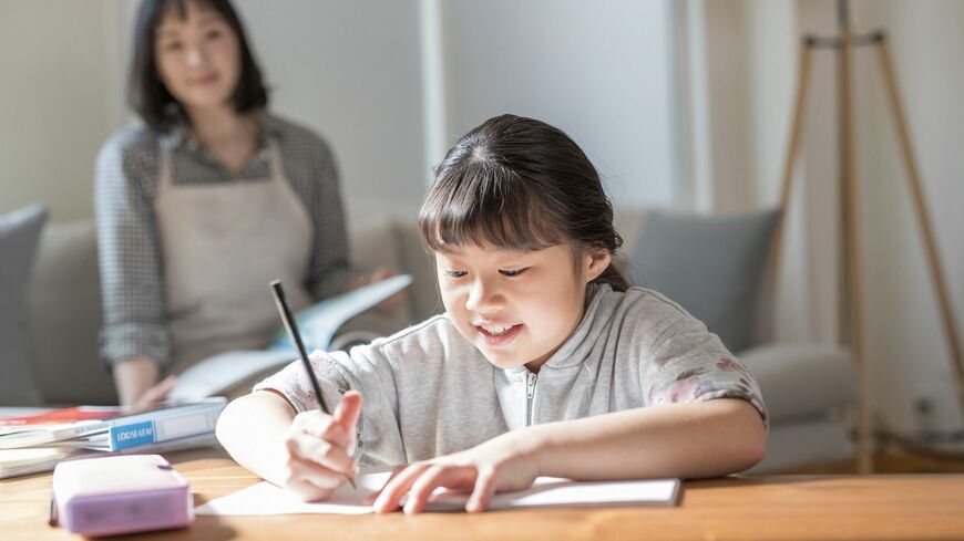 リビングで勉強と見守る母親