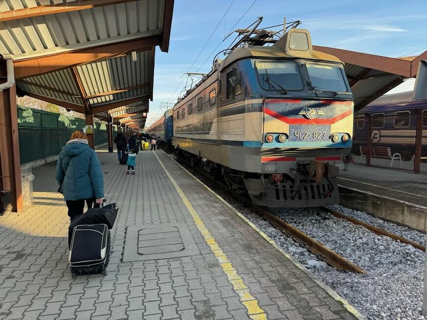 ロシアゲージ・1520mm軌間のウクライナの電気機関車。ポーランドのプシェミシル（Przemyśz）まで乗り入れている＝2023年12月（写真：原忠之）