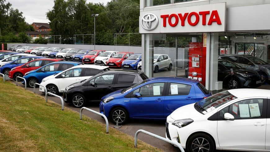 新型コロナウイルスの影響によって、自動車需要が世界中で落ち込んでいる（写真はヨーロッパの販売店にあるトヨタ車。ロイター／アフロ）