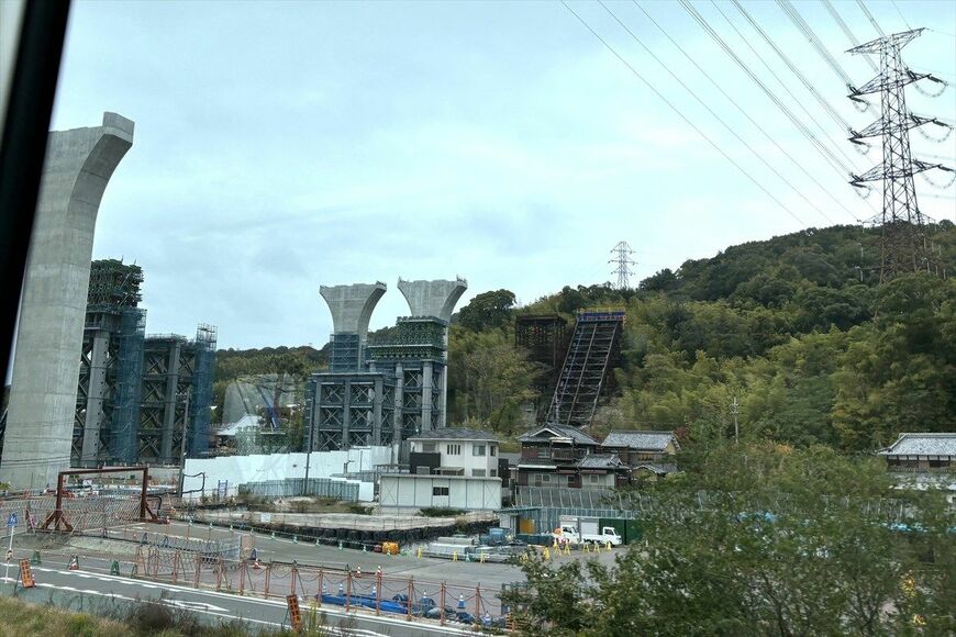 上の写真と同じ工事地点の2024年11月の状況。半年間でこの区間は工事が進んでいることがわかる（2024年11月・筆者撮影）